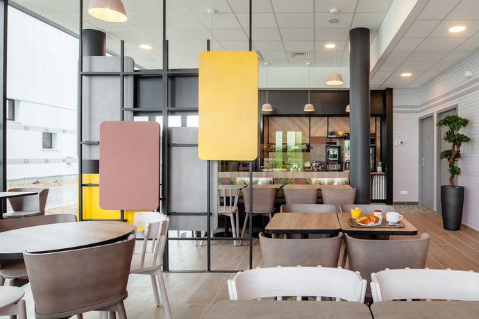 Imagen del bar/restaurante del Hotel B&B Cergy Saint Christophe. Foto 4