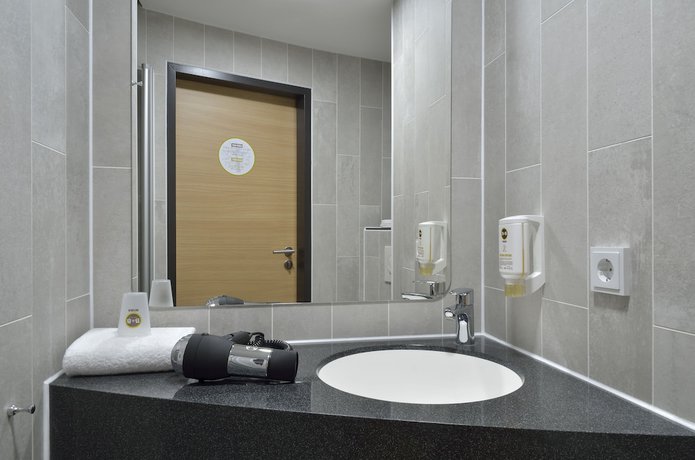 Imagen de la habitación del Hotel B&B Darmstadt. Foto 16