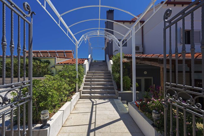 Imagen de los exteriores del Hotel B&B Dela. Foto 16