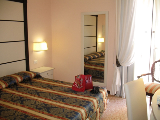 Imagen de la habitación del Hotel B&B Diano Marina Palace. Foto 6