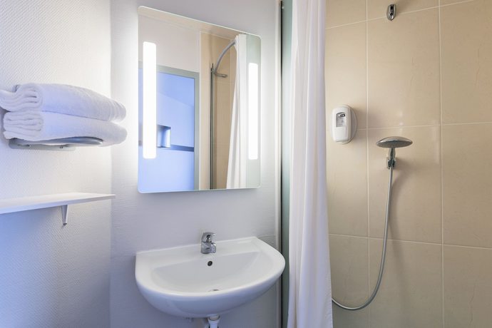 Imagen de la habitación del Hotel B&B Dijon Nord Zenith. Foto 13