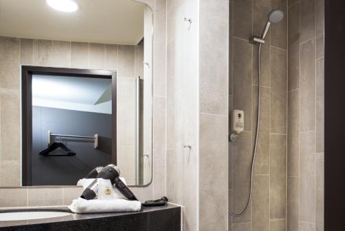 Imagen de la habitación del Hotel B&B Düsseldorf-Mitte. Foto 9