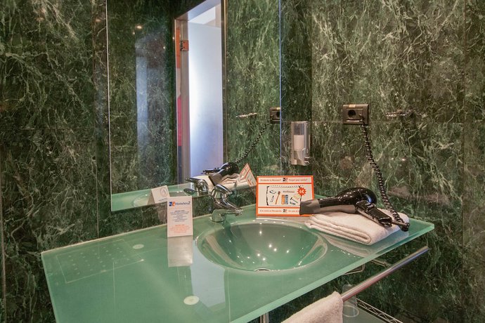 Imagen de la habitación del Hotel B&B Elche. Foto 13