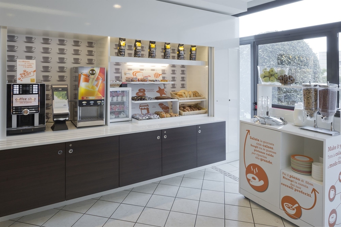 Imagen del bar/restaurante del Hotel B&B Ferrara. Foto 2