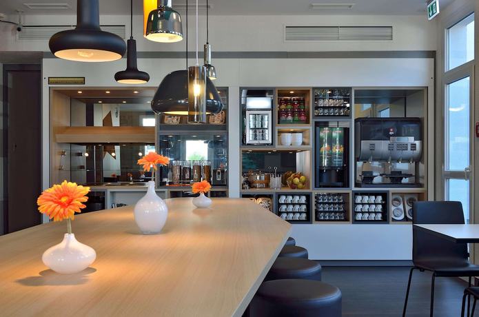 Imagen del bar/restaurante del Hotel B&B Freiburg-Nord. Foto 7