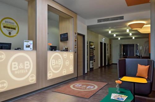 Imagen de los interiores del Hotel B&B Freiburg-Nord. Foto 8
