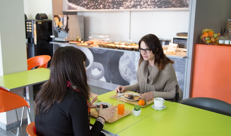 Imagen del bar/restaurante del Hotel B&B Girona 2. Foto 6