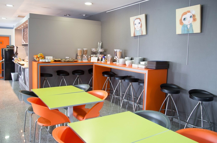 Imagen del bar/restaurante del Hotel B&B Girona 2. Foto 7