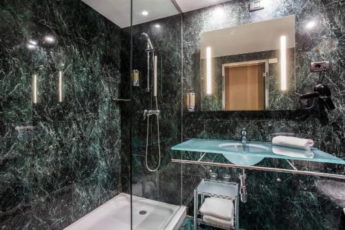 Imagen de la habitación del Hotel B&B Granada Estación. Foto 15