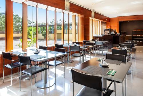 Imagen del bar/restaurante del Hotel B&B Granada Estación. Foto 10