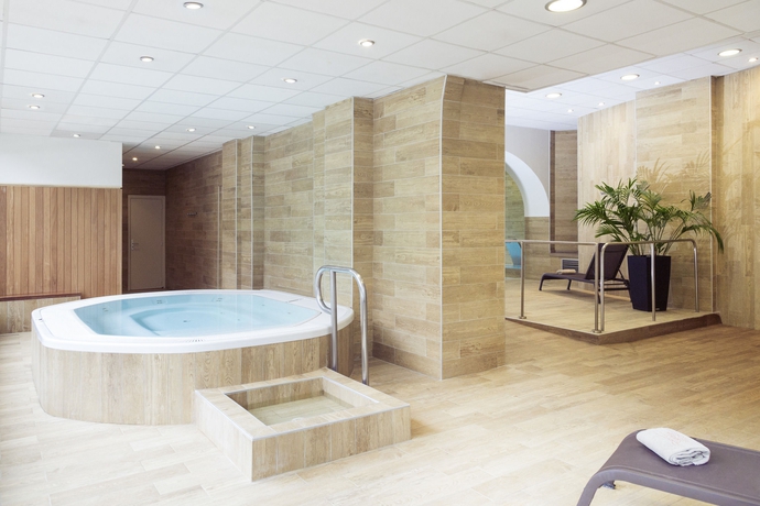 Imagen de la piscina del Hotel B&B HOME Brides-les-Bains Les 3 Vallées. Foto 16