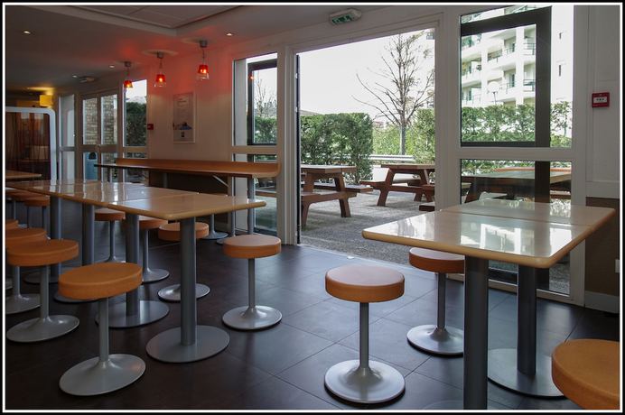Imagen del bar/restaurante del Hotel B&B HOTEL Annemasse Est. Foto 2