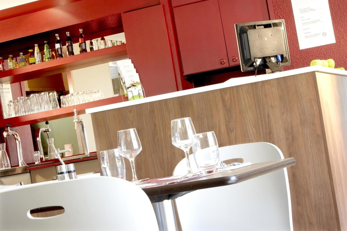 Imagen del bar/restaurante del Hotel B&B HOTEL Avignon Sud Parc des Expositions. Foto 3