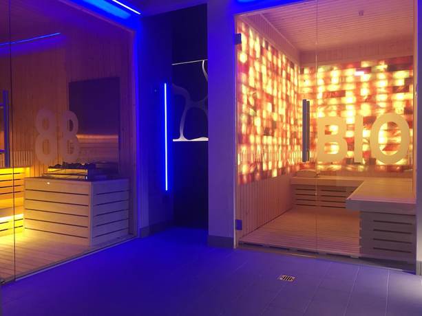 Imagen de la piscina del Hotel B&B HOTEL Cherasco Langhe. Foto 20