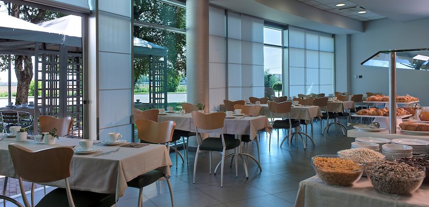 Imagen del bar/restaurante del Hotel B&B HOTEL Cherasco Langhe. Foto 3