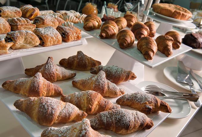 Imagen del bar/restaurante del Hotel B&B HOTEL Cherasco Langhe. Foto 5