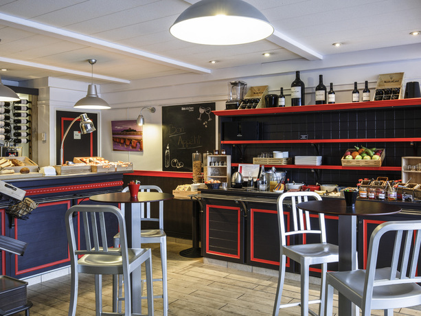 Imagen del bar/restaurante del Hotel B&B HOTEL Les Sables-d'Olonne Centre Gare 3 étoiles. Foto 2