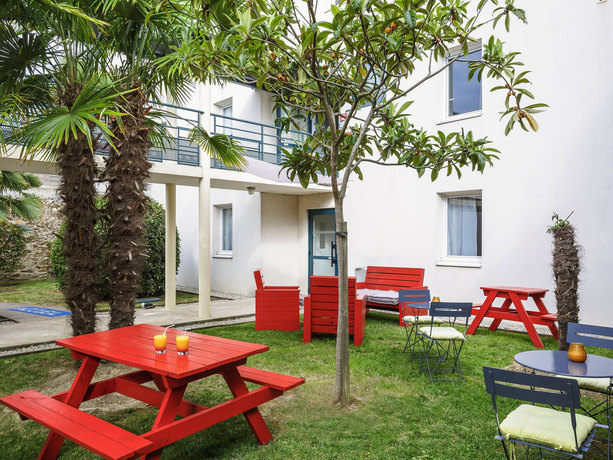 Imagen de los exteriores del Hotel B&B HOTEL Les Sables-d'Olonne Centre Gare 3 étoiles. Foto 7