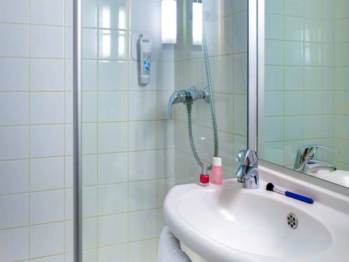 Imagen de la habitación del Hotel B&B HOTEL Montlu&ccedil;on Saint-Victor. Foto 5