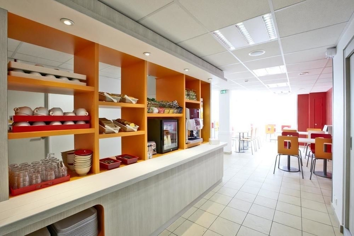 Imagen del bar/restaurante del Hotel B&B HOTEL Saint-Witz Roissy. Foto 7