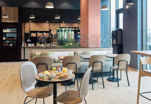 Imagen general del Hotel B&B HOTEL Versailles Rocquencourt. Foto 8