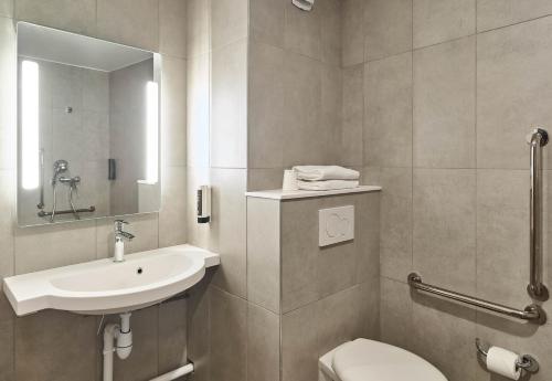 Imagen general del Hotel B&B HOTEL Versailles Rocquencourt. Foto 11