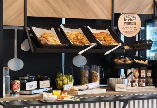 Imagen general del Hotel B&B HOTEL Versailles Rocquencourt. Foto 13