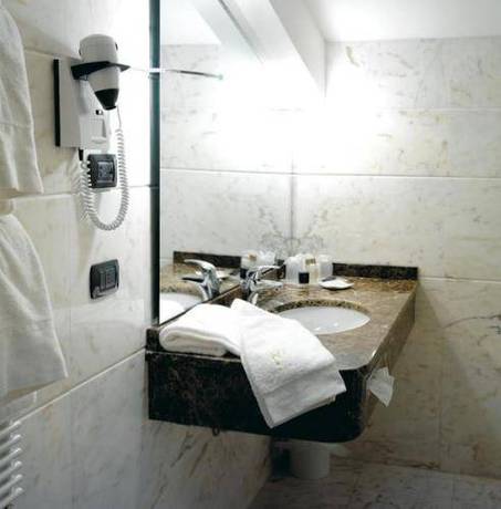 Imagen de la habitación del Hotel B&B Habitat Giussano. Foto 5