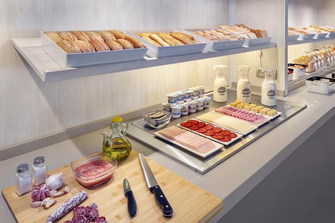 Imagen del bar/restaurante del Hotel B&B Hotel Almería Vicar. Foto 2