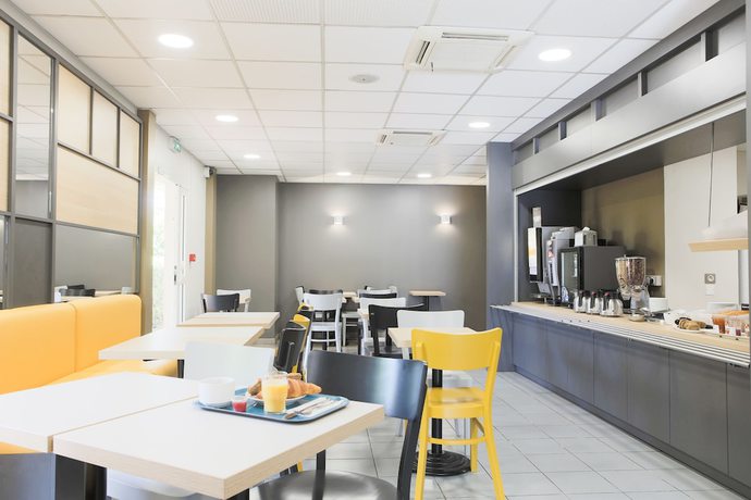 Imagen del bar/restaurante del Hotel B&B Hyeres. Foto 3