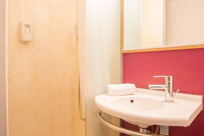 Imagen de la habitación del Hotel B&B Hyeres. Foto 15