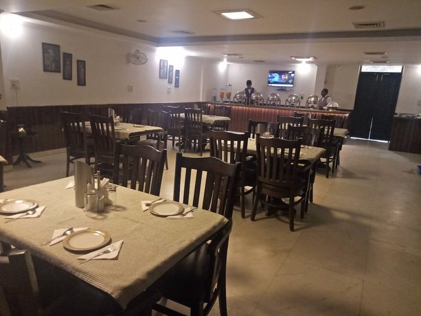 Imagen del bar/restaurante del Hotel B&B INN, Noida. Foto 5