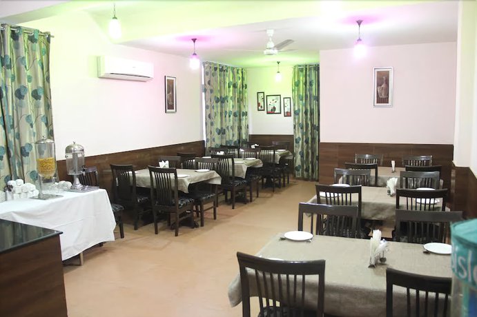Imagen del bar/restaurante del Hotel B&B INN, Noida. Foto 6