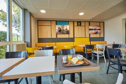 Imagen del bar/restaurante del Hotel B&B LE HAVRE Harfleur 1. Foto 5