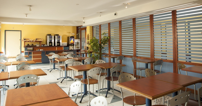 Imagen del bar/restaurante del Hotel B&B La Rochelle Centre Les Minimes. Foto 3