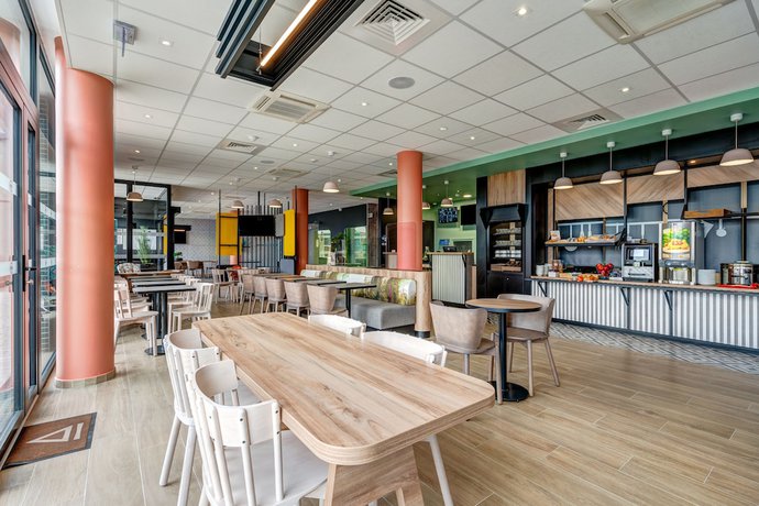 Imagen del bar/restaurante del Hotel B&B Le Port- Marly St-Germain en Laye. Foto 6