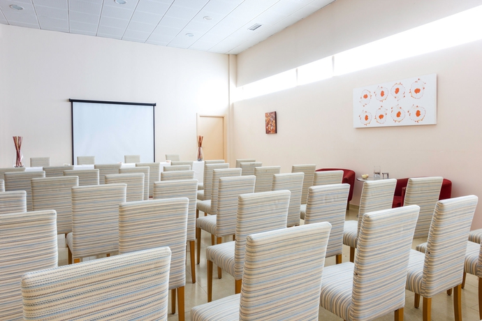 Imagen de los interiores del Hotel B&B Logroño Las Cañas. Foto 7