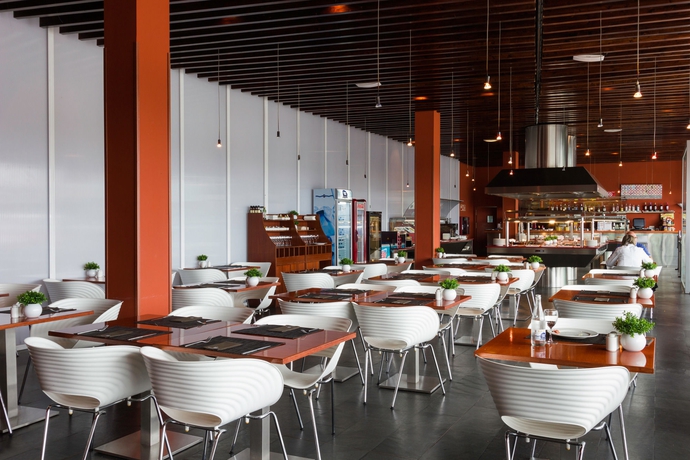 Imagen del bar/restaurante del Hotel B&B Logroño Las Cañas. Foto 2