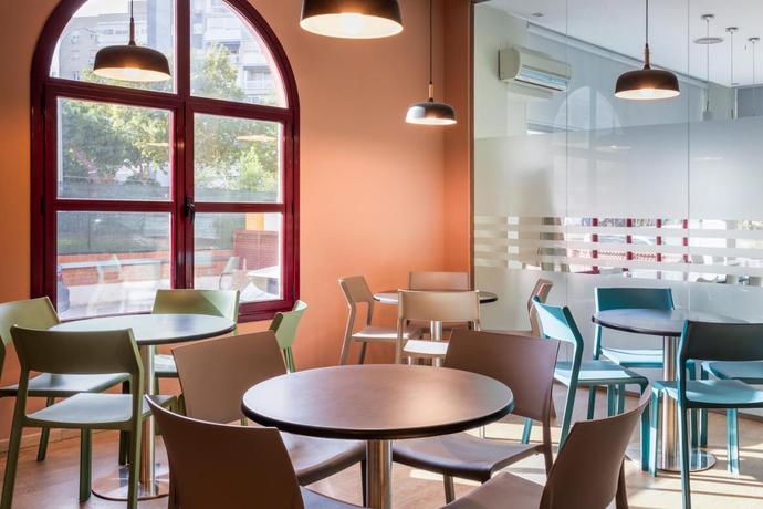 Imagen del bar/restaurante del Hotel B&B Madrid Fuenlabrada. Foto 4