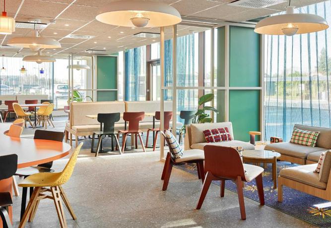 Imagen del bar/restaurante del Hotel B&B Marne-La-Vall&eacute;e Val D'Europe. Foto 5