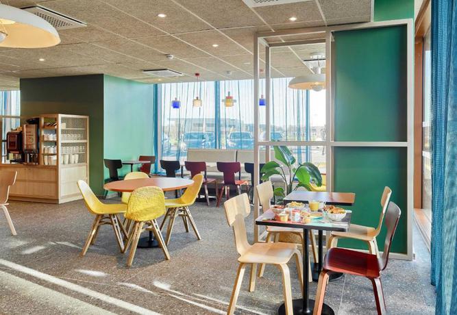 Imagen del bar/restaurante del Hotel B&B Marne-La-Vall&eacute;e Val D'Europe. Foto 6