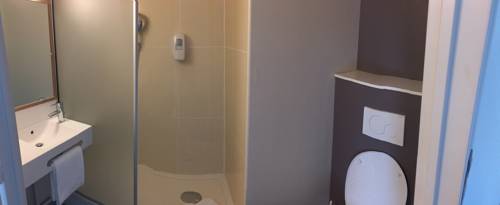 Imagen de la habitación del Hotel B&B Marseille Aéroport Saint-victoret. Foto 6