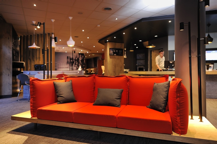 Imagen del bar/restaurante del Hotel B&B Marseille La Valentine Porte d'Aubagne. Foto 2