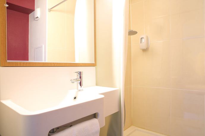 Imagen de la habitación del Hotel B&B Martigues Port-de-bouc. Foto 14