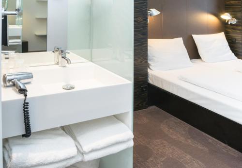 Imagen de la habitación del Hotel B&B München-Putzbrunn. Foto 7