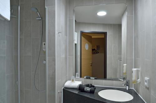 Imagen de la habitación del Hotel B&B Neuss. Foto 8