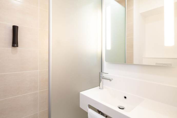 Imagen de la habitación del Hotel B&B Ouistreham. Foto 5