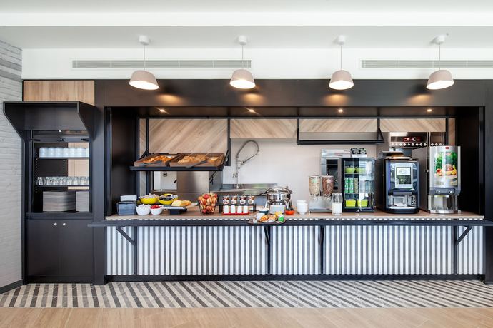 Imagen del bar/restaurante del Hotel B&B Ouistreham. Foto 2