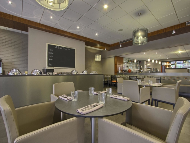 Imagen del bar/restaurante del Hotel B&B Paris 17 Batignolles 3 étoiles. Foto 3