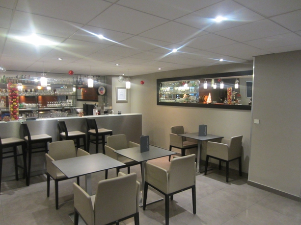 Imagen del bar/restaurante del Hotel B&B Paris 17 Batignolles 3 étoiles. Foto 4